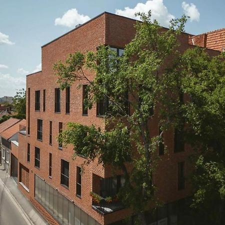 26Bricks Luxury Suites Oradea Ngoại thất bức ảnh